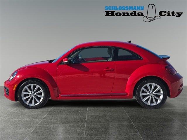 Used 2017 Volkswagen Beetle SE with VIN 3VWJ17AT4HM622321 for sale in Greenfield, WI